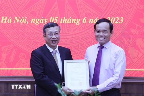 Phó Thủ tướng Trần Lưu Quang trao quyết định bổ nhiệm Thứ trưởng Bộ Nông nghiệp và Phát triển nông thôn cho ông Hoàng Trung. (Ảnh: Lâm Khánh/TTXVN)