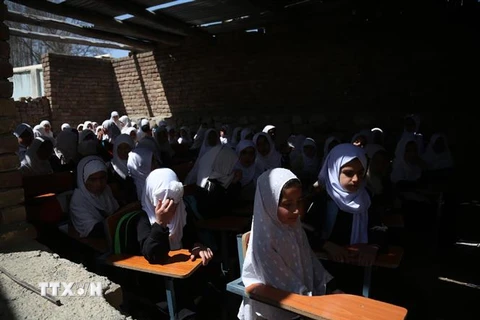 Nữ sinh tại một trường học ở Kabul, Afghanistan. (Ảnh: AFP/TTXVN)