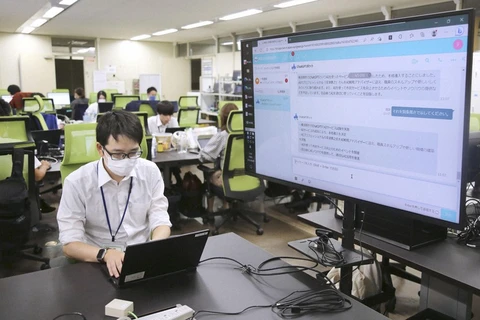 Một nhân viên chính quyền thành phố Yokosuka sử dụng ChatGPT trong công tác hành chính . (Nguồn: Kyodo)