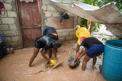 Người dân tát nước sau trận mưa lớn hôm cuối tuần tại Petit-Goâve, Haiti. (Nguồn: AFP)