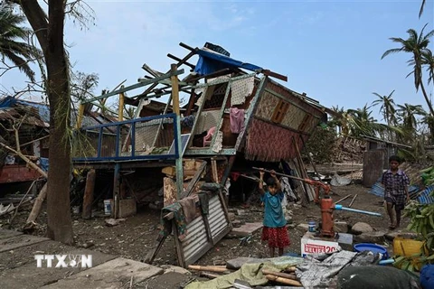 Nhiều ngôi nhà bị sập sau cơn bão Mocha tại Sittwe, Myanmar. (Ảnh: AFP/TTXVN)