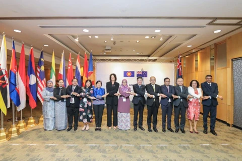 Các đại biểu dự buổi đối thoại chụp ảnh chung. (Nguồn: ASEAN)