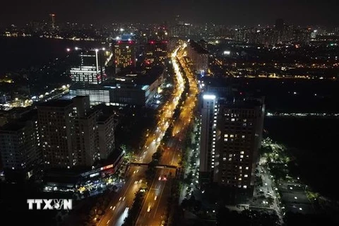 Trên tuyến đường Võ Chí Công, Hà Nội, hệ thống điện chiếu sáng cắt giảm 50% ngay từ đầu giờ vận hành, tắt hàng đèn ở dải giữa sau 23 giờ. (Ảnh: Huy Hùng/TTXVN)