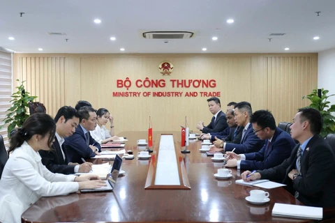 Quang cảnh buổi làm việc giữa Thứ trưởng Đặng Hoàng An và Thứ trưởng (đang trong quá trình bổ nhiệm) Keith Tan. (Nguồn: Bộ Công Thương)