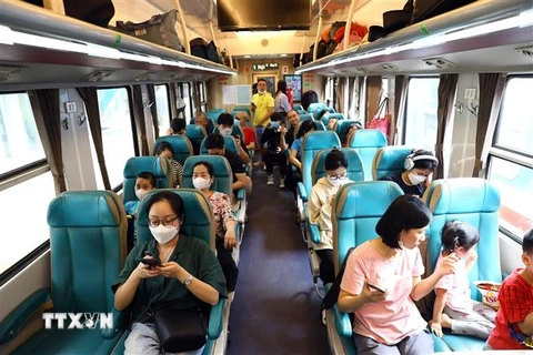 Lượng hành khách tuyến đường sắt Hà Nội-Hải Phòng tăng trưởng mạnh. (Ảnh: Huy Hùng/TTXVN)