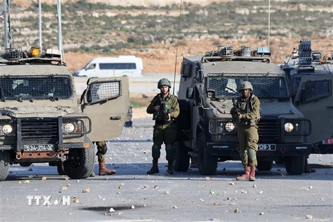 Lực lượng an ninh Israel trong cuộc đụng độ với người biểu tình Palestine tại thành phố Ramallah thuộc khu Bờ Tây hồi tháng 1/2023. (Ảnh: AFP/TTXVN)