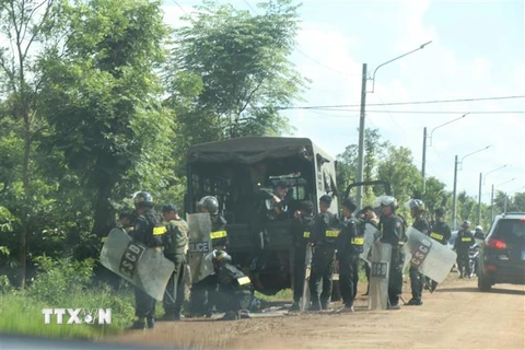 Cảnh sát Cơ động, Bộ Công an và Công an tỉnh Đắk Lắk triển khai lực lượng truy bắt các đối tượng. (Ảnh: Phan Anh Dũng/TTXVN)