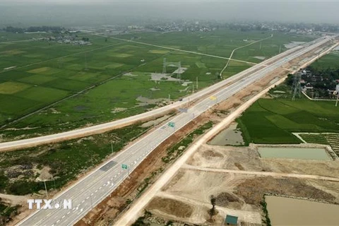 Cao tốc Mai Sơn-Quốc lộ 45 được khai thác, sử dụng từ ngày 29/4 đối với đoạn tuyến từ đầu Dự án đến Km327+780 (hết nút giao Đông Xuân) với chiều dài 53,67km. (Ảnh: Huy Hùng/TTXVN)