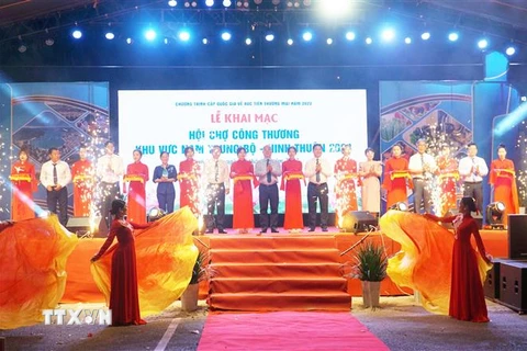 Các đại biểu cắt băng khai mạc Hội chợ Công Thương khu vực Nam Trung Bộ - Ninh Thuận 2023. (Ảnh: Công Thử/TTXVN)