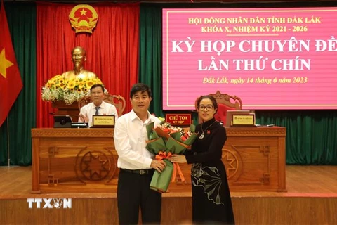 Bà Huỳnh Thị Chiến Hòa, Chủ tịch Hội đồng Nhân dân tỉnh Đắk Lắk, chúc mừng ông Nguyễn Thiên Văn. (Ảnh: Anh Dũng/TTXVN)