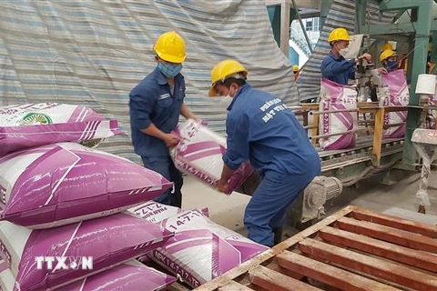 Dây chuyền sản xuất phân bón tại Nhà máy phân bón Long Mỹ, thuộc Công ty Cổ phần vật tư kỹ thuật nông nghiệp Bình Định. (Ảnh: Hồng Nhung/TTXVN)