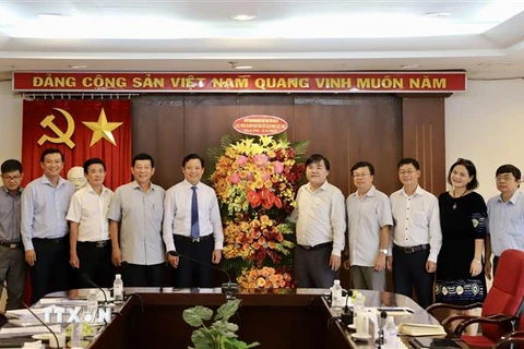 Ban Giám đốc Cơ quan TTXVN khu vực phía Nam cùng Đoàn công tác tỉnh Long An tại buổi làm việc. (Ảnh: Hồng Giang/TTXVN)