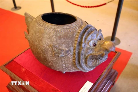 Cổ vật "Đỉnh cá thần" được trưng bày tại Triển lãm. (Ảnh: Trần Lê Lâm/TTXVN)