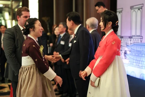Tổng thống Yoon Suk-yeol cùng Phu nhân dự bữa tối cùng khoảng 160 người Hàn Quốc tại Pháp. (Nguồn: Yonhap)