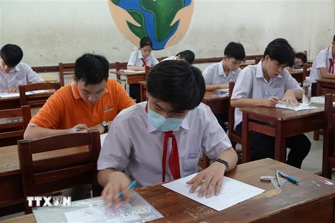 Các thí sinh làm thủ tục dự thi Kỳ thi tuyển sinh lớp 10 Trung học Phổ thông tại thành phố Đà Nẵng. (Ảnh: Văn Dũng/TTXVN)