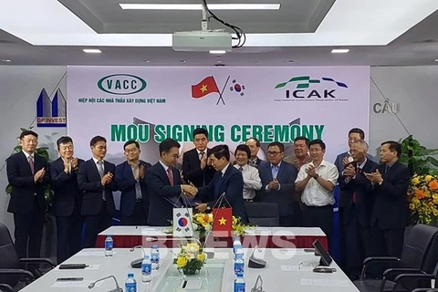 Lễ ký kết giữa Hiệp hội các nhà thầu quốc tế Hàn Quốc và Hiệp hội các nhà thầu xây dựng Việt Nam. (Nguồn: TTXVN)