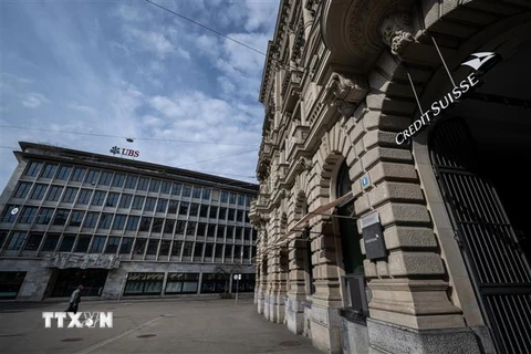 Trụ sở ngân hàng UBS (trái) và Credit Suisse (phải) tại Zurich, Thụy Sĩ. (Ảnh: AFP/TTXVN)