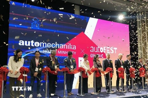 Đại diện Ban tổ chức và Bộ, ngành, hiệp hội doanh nghiệp thực hiện nghi thức khai mạc Automechanika TP. Hồ Chí Minh. (Ảnh: Mỹ Phương/TTXVN)