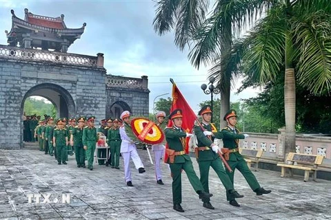 Lễ rước hài cốt liệt sỹ về truy điệu, an táng tại Nghĩa trang liệt sỹ Tông Khao. (Ảnh: TTXVN phát)