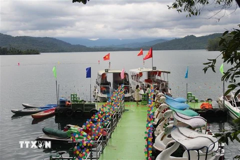 Với 38 đảo lớn nhỏ, Khu du lịch sinh thái hồ Phú Ninh là địa điểm nghỉ dưỡng lý tưởng. (Ảnh: Đoàn Hữu Trung/TTXVN)