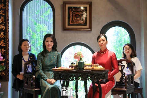 Phu nhân Chủ tịch nước, bà Phan Thị Thanh Tâm, và phu nhân Tổng thống Hàn Quốc, bà Kim Keon Hee, tại tiệc trà. (Nguồn: Văn phòng Tổng thống Hàn Quốc)
