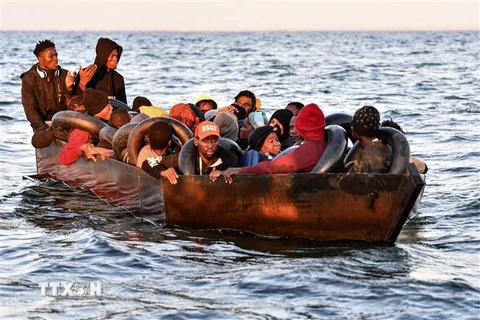 Người di cư được lực lượng bảo vệ bờ biển Tunisia cứu tại khu vực ngoài khơi biển Địa Trung Hải ngày 4/10/2022. (Ảnh: AFP/TTXVN)