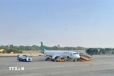 Máy bay của Hãng hàng không Bamboo Airways đậu tại Cảng hàng không Cà Mau. (Ảnh: Kim Há/TTXVN)