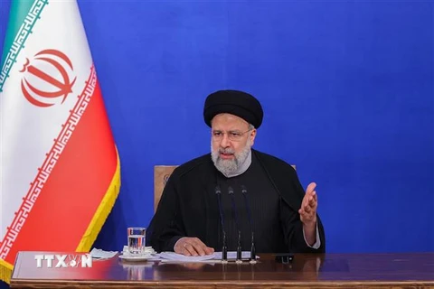 Tổng thống Iran Ebrahim Raisi phát biểu tại một cuộc họp báo ở Tehran. (Ảnh: THX/TTXVN)