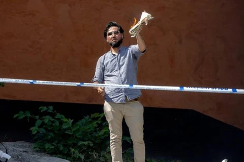 Salwan Momika đốt Kinh Koran ở bên ngoài một nhà thờ Hồi giáo tại thủ đô Stockholm. (Nguồn: Sweden Post)