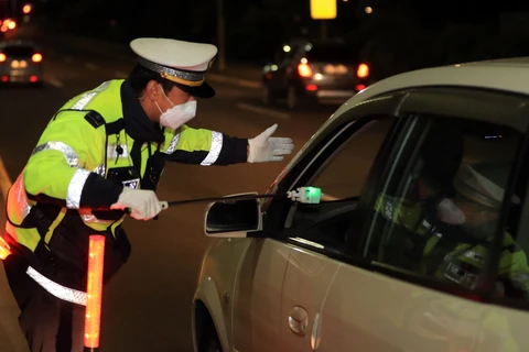 Cảnh sát Giao thông kiểm tra nồng độ cồn của lái xe. (Nguồn: Yonhap)