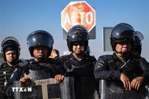 Cảnh sát Mexico gác tại Tijuana, bang Baja California. (Ảnh: AFP/TTXVN)