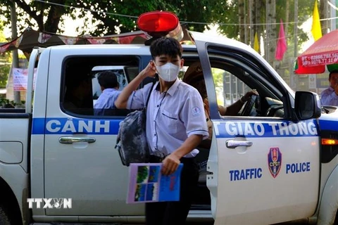Thí sinh ở Đồng Nai ngủ quên được Cảnh sát Giao thông nhanh chóng hỗ trợ đưa đến kịp giờ thi. (Ảnh: TTXVN phát)