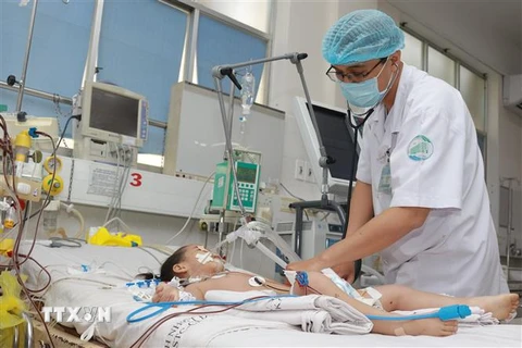 Một bệnh nhi mắc tay chân miệng nặng đang được điều trị tích cực tại Bệnh viện Bệnh Nhiệt đới Thành phố Hồ Chí Minh. (Ảnh: Đinh Hằng/TTXVN)