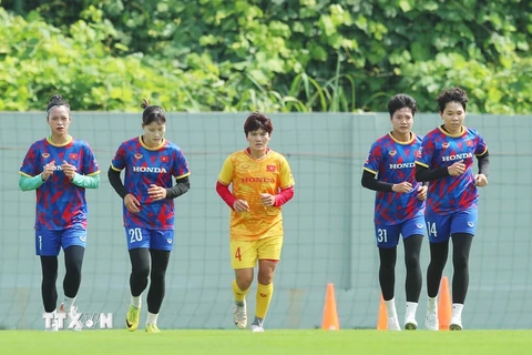 Các cầu thủ nữ Việt Nam có buổi tập sáng 29/6 tại Trung tâm Đào tạo Bóng đá Trẻ Việt Nam (Hà Nội). (Ảnh: TTXVN phát)