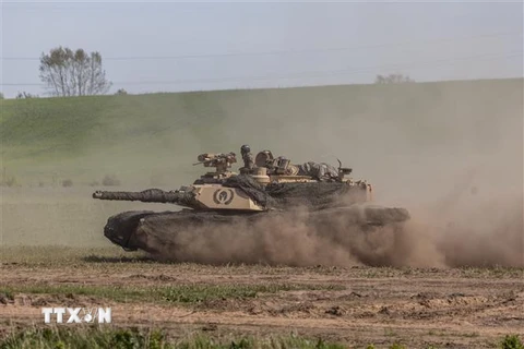 Xe tăng Abrams tham gia cuộc tập trận chung của quân đội Ba Lan, Mỹ, Pháp và Thụy Điển ở Nowogrod, Ba Lan ngày 19/5/2022. (Ảnh: AFP/TTXVN)