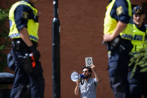 Salwan Momika bên ngoài đền thờ Hồi giáo tại Stockholm. (Nguồn: AFP)