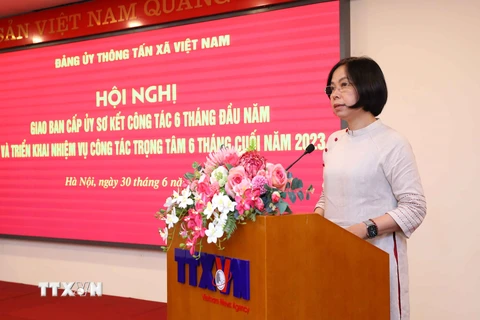 Bà Vũ Việt Trang, Ủy viên Ban Chấp hành Đảng bộ Khối các cơ quan Trung ương, Bí thư Đảng ủy, Tổng Giám đốc TTXVN, phát biểu chỉ đạo hội nghị. (Ảnh: An Đăng/TTXVN)