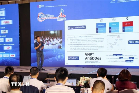 Đại diện VNPT trình bày tham luận tại VNNIC Internet Conference 2023. (Ảnh: Tiến Lực/TTXVN)