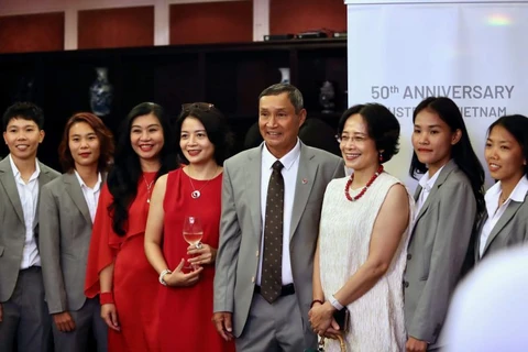Đội tuyển Nữ Việt Nam và các đại biểu tại buổi gặp mặt. (Nguồn: VFF)