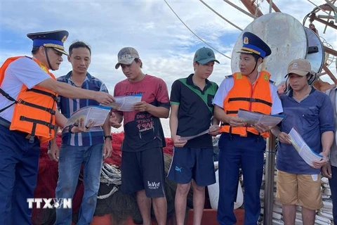 Lực lượng chấp pháp trên biển của tỉnh Bà Rịa-Vũng Tàu tuyên truyền về IUU cho ngư dân thành phố Vũng Tàu trước khi tàu xuất bến ra khơi đánh bắt thủy sản. (Ảnh: Hoàng Nhị/TTXVN)