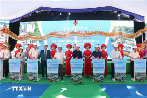 Phó Thủ tướng Chính phủ Trần Hồng Hà, nguyên Chủ tịch Quốc hội Nguyễn Sinh Hùng cùng các đại biểu nhấn nút khởi công công trình. (Ảnh: Thanh Thương/TTXVN)