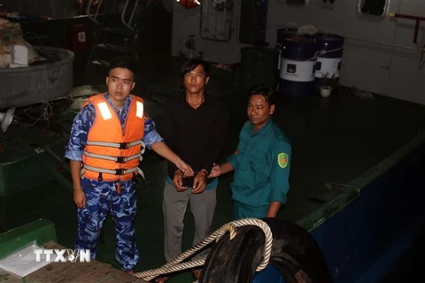 Đối tượng Hồ Phong Phúc bị lực lượng bắt giữ ngay trên tàu cá. (Ảnh: TTXVN phát)