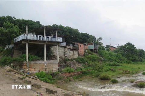 Nhiều hộ dân bên bờ sông Đăk Pne, huyện Kon Rẫy, tỉnh Kon Tum phải tự xây kè chống sạt lở. (Ảnh: Dư Toán/TTXVN)