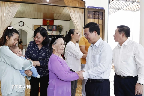 Chủ tịch nước Võ Văn Thưởng đến thăm bà Lê Thị Diệm, sinh năm 1940, là vợ liệt sỹ, hiện đang sinh sống tại huyện Côn Đảo. (Ảnh: Thống Nhất/TTXVN)