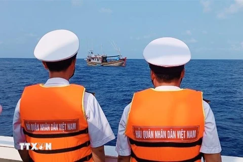 Lực lượng Hải quân hỗ trợ tàu cá của ngư dân đánh bắt an toàn. (Ảnh: TTXVN phát)
