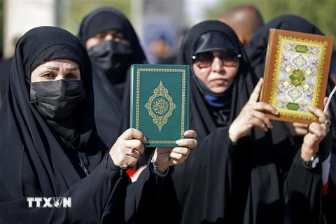 Người Hồi giáo Iraq tuần hành phản đối việc đốt kinh Koran bên ngoài Đại sứ quán Thụy Điển ở thủ đô Baghdad. (Ảnh: AFP/TTXVN)