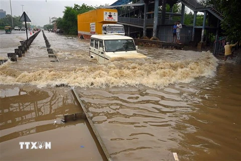 Cảnh ngập lụt sau những trận mưa lớn tại Ấn Độ. (Ảnh: AFP/TTXVN)