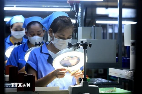 Việt Nam đang đẩy mạnh hoạt động sản xuất kinh doanh trong lĩnh vực điện tử. (Ảnh: Tuấn Anh/TTXVN)