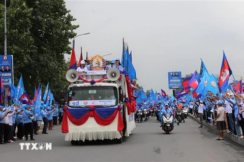 Đoàn xe diễu hành vận động tranh cử của CPP trên đường phố thủ đô Phnom Penh (Campuchia). (Ảnh: Hoàng Minh/TTXVN)