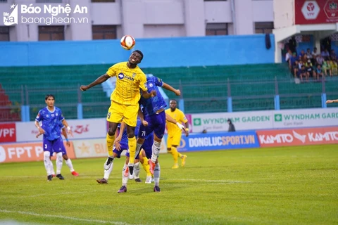 Olaha đánh đầu ghi bàn, rút ngắn khoảng cách xuống 1-2 cho Sông Lam Nghệ An. (Nguồn: Báo Nghệ An)